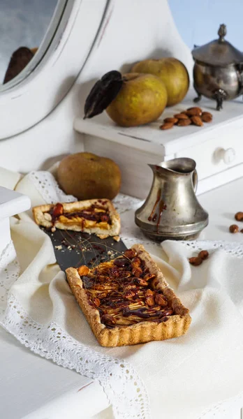 Caramel apple tart on the white wooden buffet, grey rennet apples — Stock Photo, Image