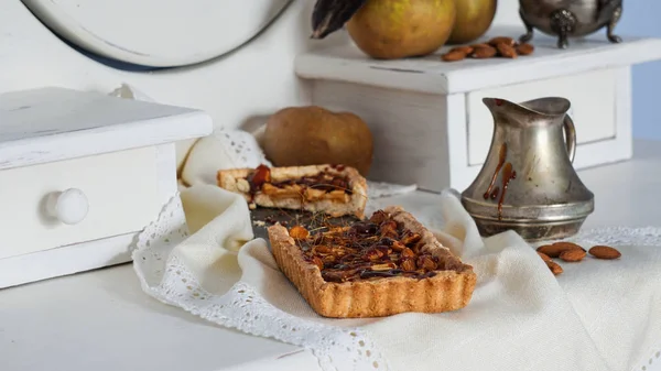Karamel appeltaart op de witte houten buffet, grijze stremsel appels — Stockfoto