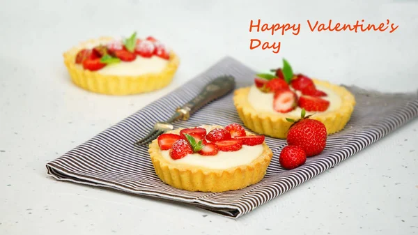 Tartlets med vaniljkräm och färska bär, jordgubbar, valentins dag Royaltyfria Stockfoton