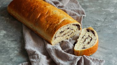 haşhaş çekirdeği bir taş gri yüzey üzerinde roll, çekim