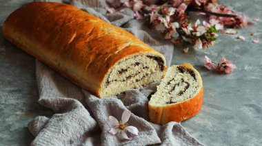 haşhaş çekirdeği bir taş gri yüzey üzerinde roll, çekim