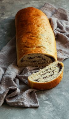 haşhaş çekirdeği bir taş gri yüzey üzerinde roll, çekim