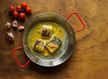 Bacalao al pil pil, emülsifiye zeytinyağı sosu, İspanyol mutfağı, Bask Ülkesi tuzlanmış morina