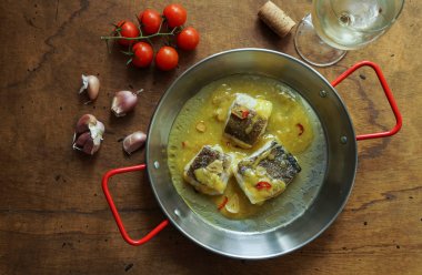 Bacalao al pil pil, emülsifiye zeytinyağı sosu, İspanyol mutfağı, Bask Ülkesi tuzlanmış morina