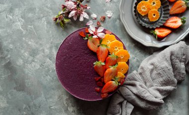 meyve ve tohumlar ile çiğ vegan kek, çiçeklerle süslenmiş