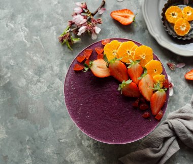 meyve ve tohumlar ile çiğ vegan kek, çiçeklerle süslenmiş