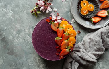 meyve ve tohumlar ile çiğ vegan kek, çiçeklerle süslenmiş