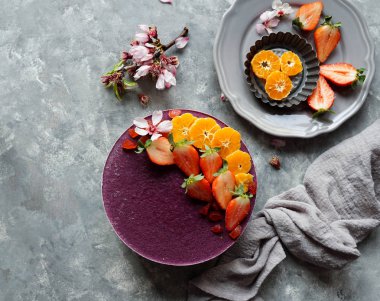 meyve ve tohumlar ile çiğ vegan kek, çiçeklerle süslenmiş