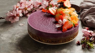 meyve ve tohumlar ile çiğ vegan kek, çiçeklerle süslenmiş