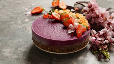 meyve ve tohumlar ile çiğ vegan kek, çiçeklerle süslenmiş