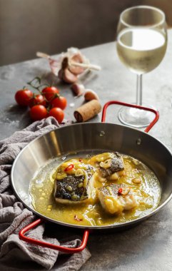 Bacalao al pil pil, emülsifiye zeytinyağı sosu, İspanyol mutfağı, Bask Ülkesi tuzlanmış morina
