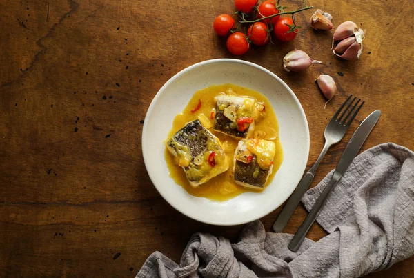Bacalao al pil pil, emülsifiye zeytinyağı sosu, sp tuzlu morina — Stok fotoğraf