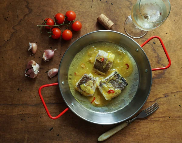 Bacalao al pil pil, emülsifiye zeytinyağı sosu, İspanyol mutfağı, Bask Ülkesi tuzlanmış morina