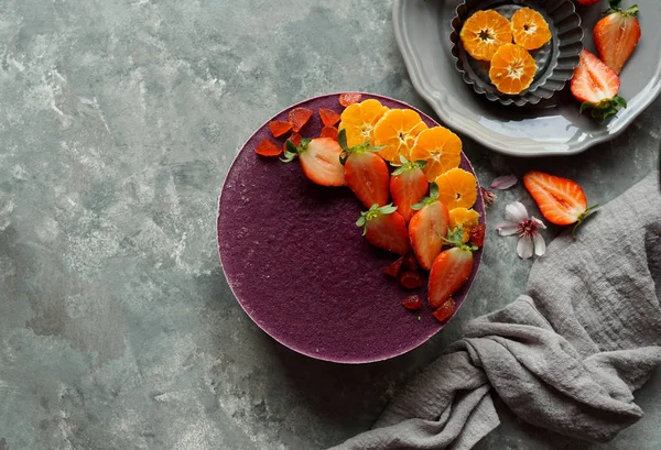 Rauwe Vegan cake met fruit en zaden, versierd met bloemen — Stockfoto