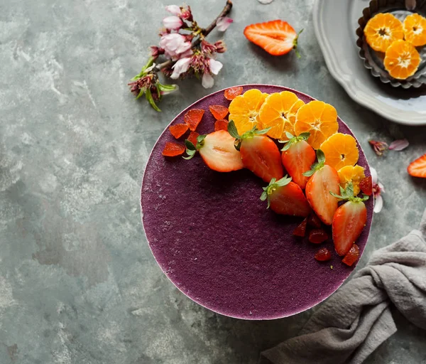 meyve ve tohumlar ile çiğ vegan kek, çiçeklerle süslenmiş