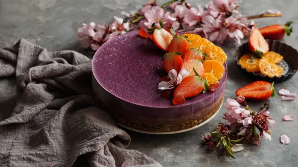 meyve ve tohumlar ile çiğ vegan kek, çiçeklerle süslenmiş