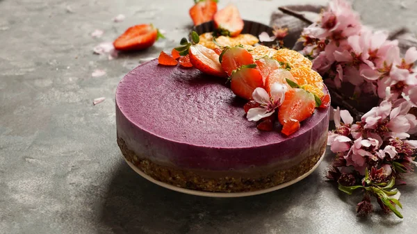 meyve ve tohumlar ile çiğ vegan kek, çiçeklerle süslenmiş