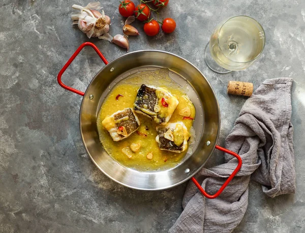 Bacalao al pil pil, emülsifiye zeytinyağı sosu, İspanyol mutfağı, Bask Ülkesi tuzlanmış morina