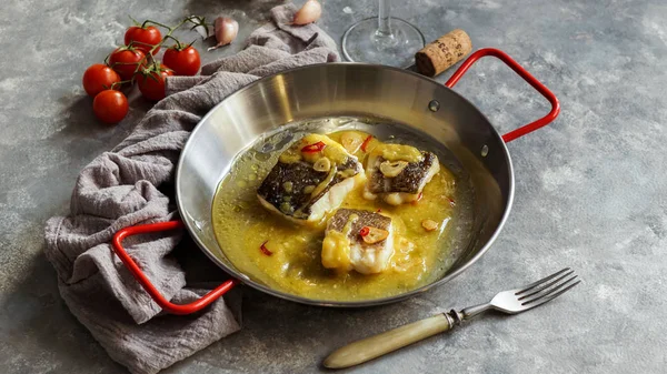 Bacalao Al pil pil, solená treska v emulgovaných olivovém oleji omáčce, SP — Stock fotografie