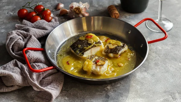 Bacalao al pil pil, bacalao salado en salsa de aceite de oliva emulsionada, cocina española, País Vasco — Foto de Stock