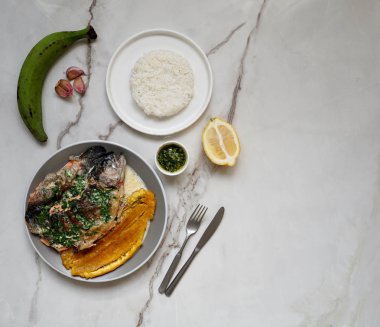 Kolombiya ve Meksika, Venezuela gıda - trucha al ajillo - nehir alabalık, büyük, kızarmış plantain, patacon ve sarımsak sosu ile servis