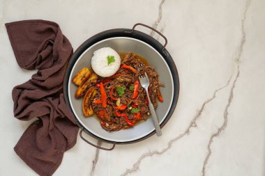 Latin Amerika yemekleri. Ropa Vieja kızarmış plantains ve pirinç ile. carne desmechada, carne desmenuzada, Şili, Kolombiya, Kosta Rika, Küba, İspanya, Honduras, Meksika carne mechada tipical gıda