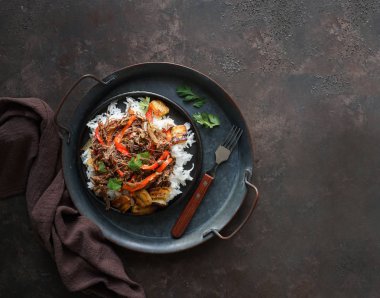 Latin Amerika yemekleri. Ropa Vieja kızarmış plantains ve pirinç ile. carne desmechada, carne desmenuzada, Şili, Kolombiya, Kosta Rika, Küba, İspanya, Honduras, Meksika carne mechada tipical gıda