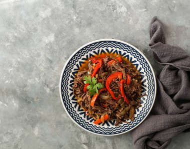 Latin Amerika yemekleri. Ropa Vieja kızarmış plantains ve pirinç ile. carne desmechada, carne desmenuzada, Şili, Kolombiya, Kosta Rika, Küba, İspanya, Honduras, Meksika carne mechada tipical gıda