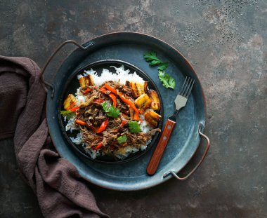 Latin Amerika yemekleri. Ropa Vieja kızarmış plantains ve pirinç ile. carne desmechada, carne desmenuzada, Şili, Kolombiya, Kosta Rika, Küba, İspanya, Honduras, Meksika carne mechada tipical gıda