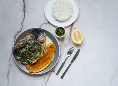 Kolombiya ve Meksika, Venezuela gıda - trucha al ajillo - nehir alabalık, büyük, kızarmış plantain, patacon ve sarımsak sosu ile servis