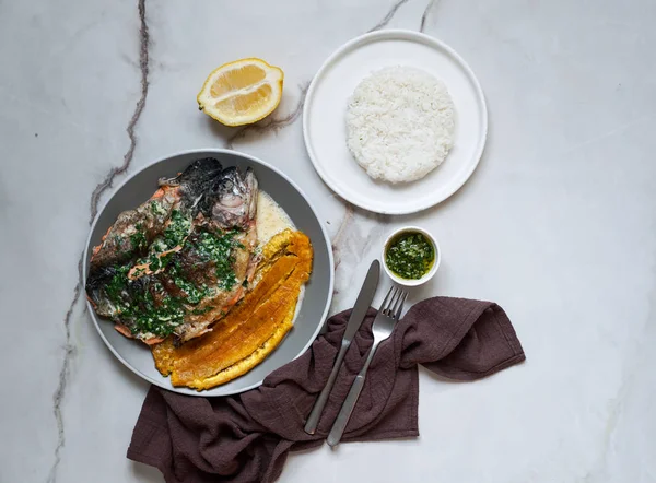 Kolombiya ve Meksika, Venezuela gıda - trucha al ajillo - nehir alabalık, büyük, kızarmış plantain, patacon ve sarımsak sosu ile servis