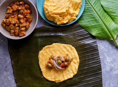 Venezuela noel yemeği - hallaca - mısır hamuru domuz eti, tavuk ve tavuk salatası ile doldurulmuş, ensalada de gallina