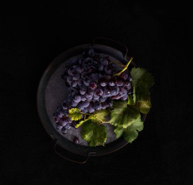 Düşük ışıkta su damlaları, kırmızı şarap, fotokopi alanı olan koyu renkli fotoğraf.