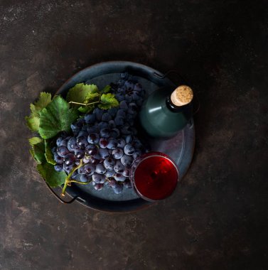 Düşük ışıkta su damlaları, kırmızı şarap, fotokopi alanı olan koyu renkli fotoğraf.