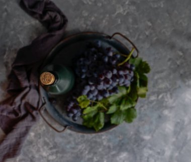 Düşük ışıkta su damlaları, kırmızı şarap, fotokopi alanı olan koyu renkli fotoğraf.