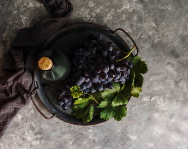 Düşük ışıkta su damlaları, kırmızı şarap, fotokopi alanı olan koyu renkli fotoğraf.