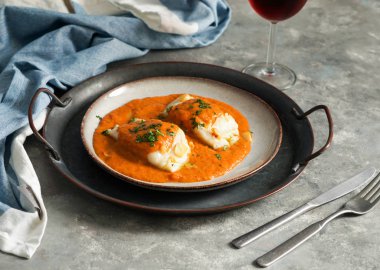 İspanyol yemeği. Bacalao a la vizcaina, Bask stili morina.