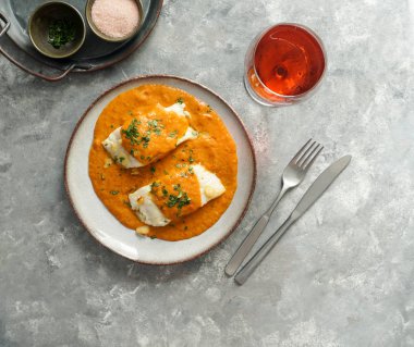 İspanyol yemeği. Bacalao a la vizcaina, Bask stili morina.