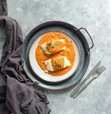 İspanyol yemeği. Bacalao a la vizcaina, Bask stili morina.