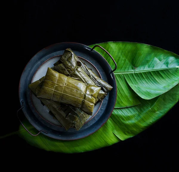 Comida Navideña Venezolana Hallaca Masa Maíz Rellena Con Guiso Ensalada — Foto de Stock