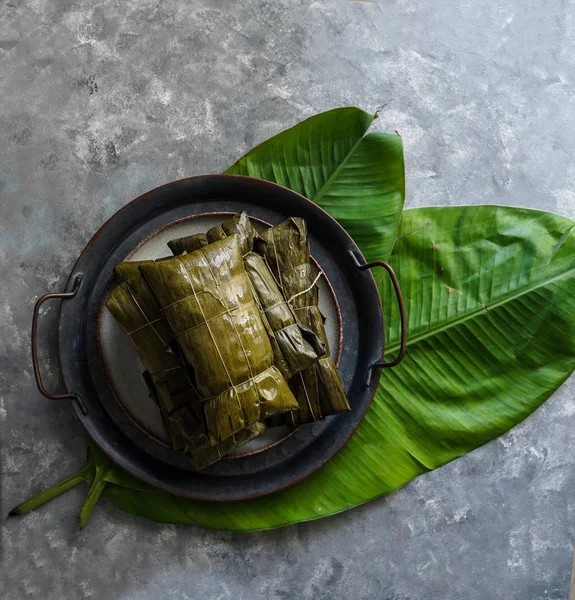 Comida Navideña Venezolana Hallaca Masa Maíz Rellena Con Guiso Ensalada — Foto de Stock