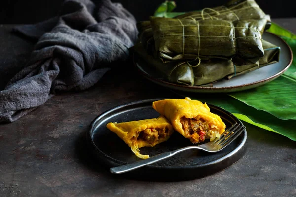 Comida Navideña Venezolana Hallaca Masa Maíz Rellena Con Guiso Ensalada — Foto de Stock