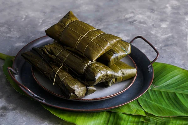 Comida Navideña Venezolana Hallaca Masa Maíz Rellena Con Guiso Ensalada — Foto de Stock