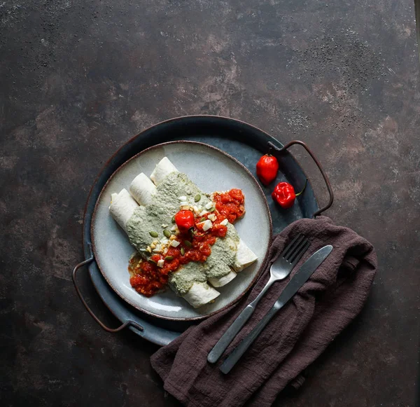 Mexikansk mat - Papadzules traditionell maträtt från Yucatan halvön - majs tortillas doppas i en sås av pumpa frön fyllda med kokta ägg — Stockfoto