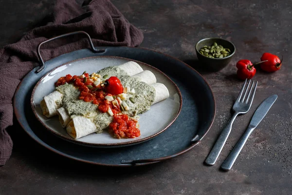 Comida mexicana - Papadzules plato tradicional de la península de Yucatán - tortillas de maíz sumergidas en una salsa de semillas de calabaza llenas de huevos hervidos — Foto de Stock