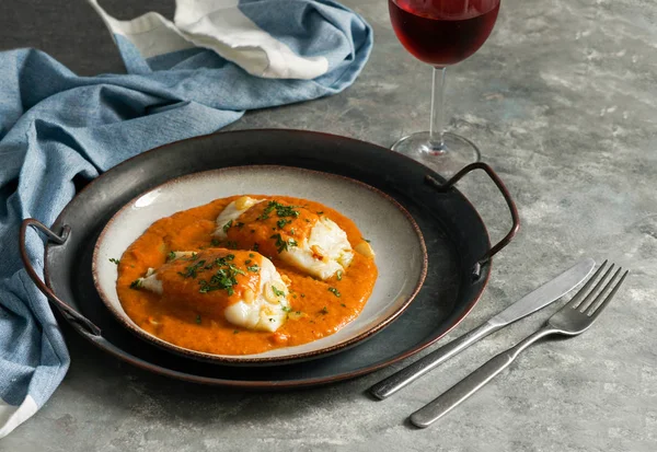 Comida española. Bacalao a la vizcaina, bacalao de estilo vasco — Foto de Stock