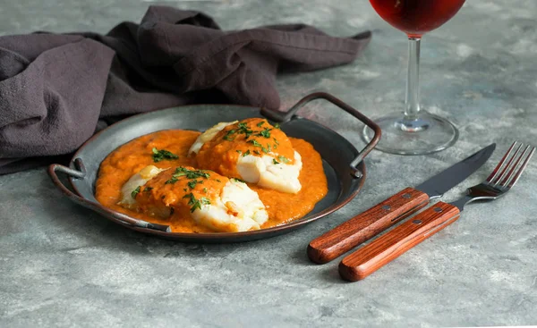 Comida española. Bacalao a la vizcaina, bacalao de estilo vasco — Foto de Stock