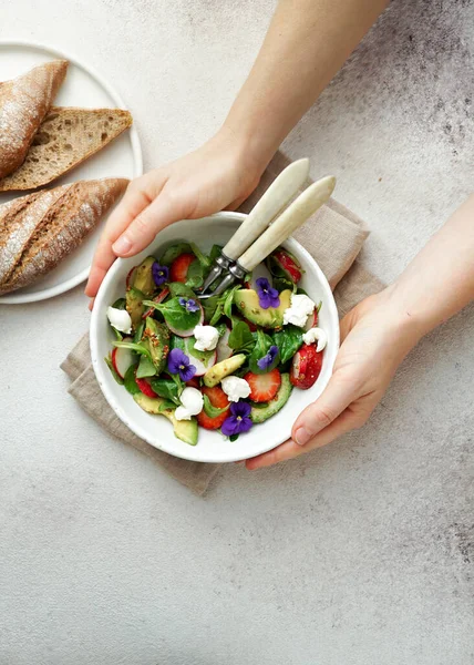 Frischer Sommersalat Mit Rucola Avocado Rettich Und Erdbeeren Und Essbaren — Stockfoto