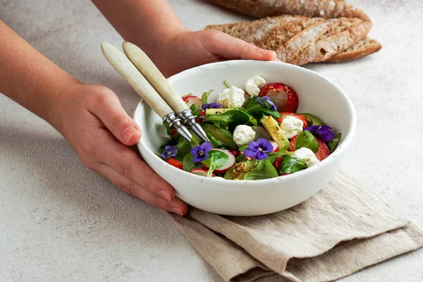 Frischer Sommersalat Mit Rucola Avocado Rettich Und Erdbeeren Und Essbaren — Stockfoto