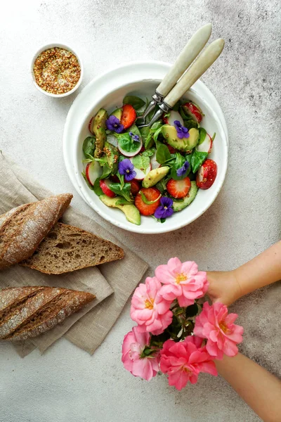 Frischer Sommersalat Mit Rucola Avocado Rettich Und Erdbeeren Und Essbaren — Stockfoto